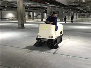 駕駛式掃地機DW-1460服務于車間 